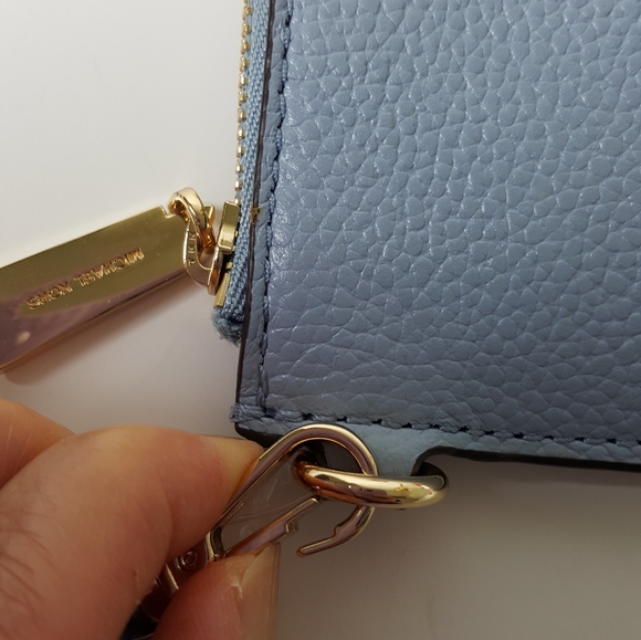 Michael Kors leather wristlet and credit card hold - Picture 5 of 8